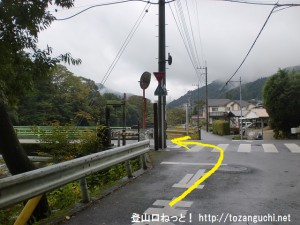 あきる野市の阿伎留神社南側の登山道のような小路を下って車道に出てすぐ左の橋を渡る
