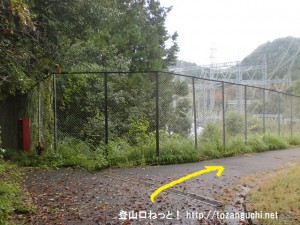 広徳寺から今熊神社に行く途中で登山道から変電所横の車道に出たところ