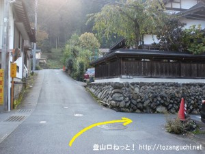小沢バス停前の赤い橋を渡ってすぐ先の辻を右折（檜原村）