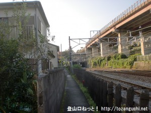 相模湖駅から与瀬神社に向かう途中の線路沿いの小路