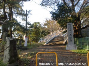 相模湖駅から与瀬神社に向かう途中の慈眼寺への歩道橋の入口
