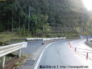 上川乗の浅間峠・熊倉山登山口前の駐車スペース