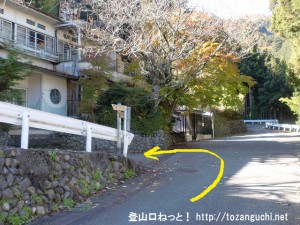 倉戸口バス停から温泉神社に行く途中のＴ字路を左折する