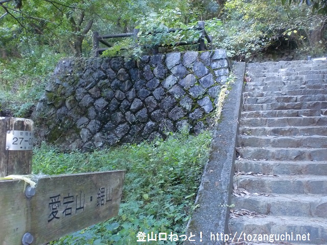鋸山と大岳山の登山口となる愛宕神社の参道入口
