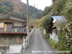 安寺沢の本仁田山登山に行く途中の住宅街の坂道