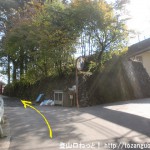 羽黒三田神社の表参道入口の手前の車道