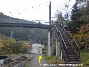 御岳渓谷の杣の小橋の下の遊歩道