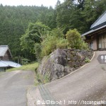 神末上村の学能堂山登山口から登山道の入口を見る