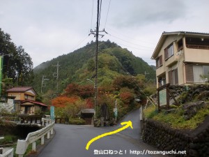 高源寺の手前にある高水山登山口の石碑前の分岐