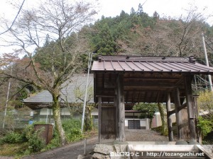 高源寺の山門から本堂を見る