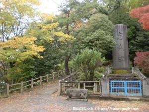 永山総合グラウンドにある忠魂碑横の遊歩道の入口