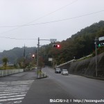 秋川丘陵ハイキングコース入口手前の小松平の信号