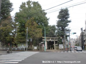 鳩森八幡神社前の交差点