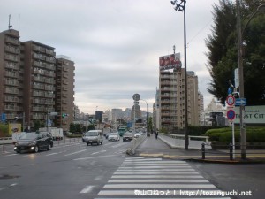 第一京浜国道の横断歩道を渡ってＪＲの線路を超える