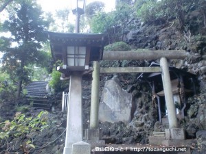 品川神社の富士塚の一合目登山口