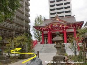 成子天神社の本殿左奥に進む