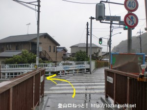 ＪＲ東秋留駅から滝山城跡に行く途中に架かる東秋川橋を渡ったらすぐに左折