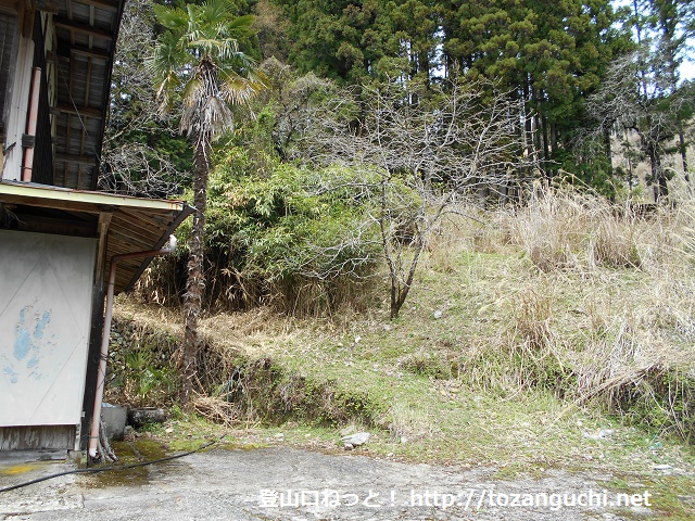 知生の集落の民家の裏にある知生山の登山道入口