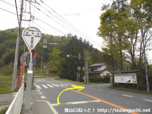 松井田バス停横の信号から右に入る