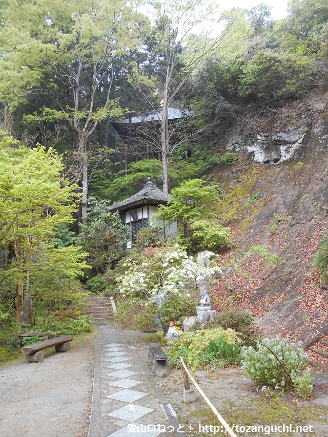 法性寺（秩父札所三十二番）の観音堂前から般若山への登山道入口を見る