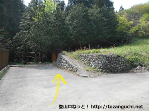 横隈山の登山口前の車道突き当り地点