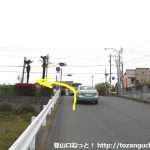 桜沢駅入口の信号を左折