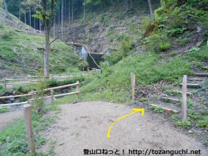 あしがくぼキャンプ場の富士浅間神社の鳥居から登山道に入るところ