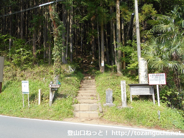 県道53号線の小殿にある竹寺の登り口