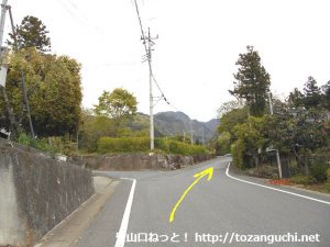 小野上駅から十二ヶ岳登山口に行く途中で分岐を右へ