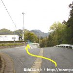 小野上駅から十二ヶ岳登山口に行く途中で分岐を左へ