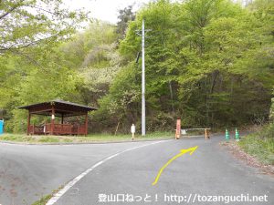 小野子山の登山口手前の登山者用駐車場前