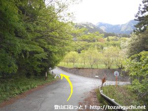 小野上駅から小野子山の登山口に行く途中の三叉路