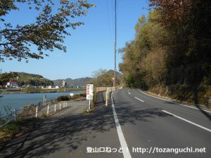 犬山遊園駅から寂光院に行く途中の木曽川沿いの車道