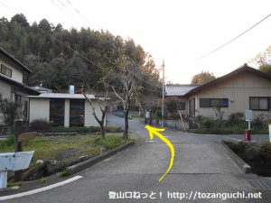 善師野駅から大洞池に行く途中の熊野神社前左折して小さな橋を渡る