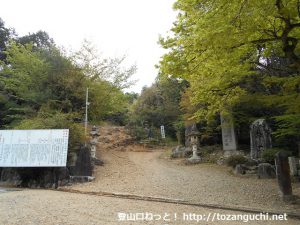 大宮浅間神社の本殿右側にある尾張富士の登山道入口前