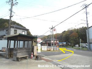 赤津バス停前の県道３３号線を藤岡方面に進む