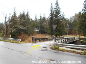駒ヶ原口バス停前の橋を渡る