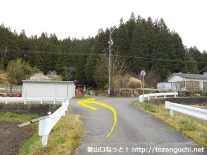 大平バス停から碁盤石山の東納庫登山口に行く途中の農道のＴ字路