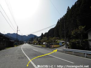 国道473号線沿いの東栄町の三ツ井地区から槻神社に向かうところ