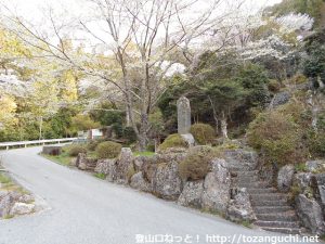 白鳥神社の本殿手前の赤い橋の手前の車道