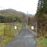 青木バスターミナルから子檀嶺岳の村松西洞コースの入口に設置されている防獣ゲート