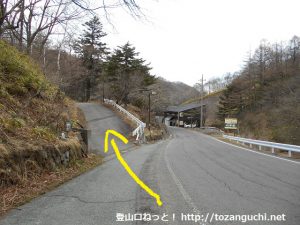 鹿沢温泉の湯ノ丸山登山口への入口