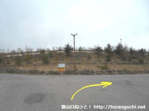 嬬恋スキー場の入口ゲートの先のＴ字路