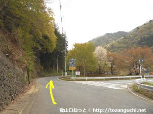 八幡バス停横のＴ字路を野栗沢温泉方面に進む