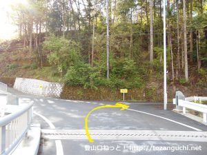 小平バス停の200ｍほど西で左折して橋を渡ったらすぐに右の小道に入る