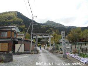 若御子神社の参道入口に建つ鳥居