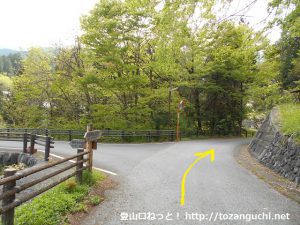 武州日野駅から熊倉山の城山コース登山口に向かう途中の三叉路