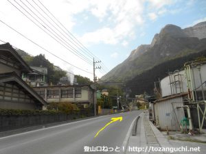 武甲山の表参道コース登山口に向かう途中の採石場前の車道