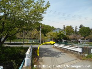 小川町駅から官ノ倉山の登山口に向かう途中の長福寺手前のＴ字路