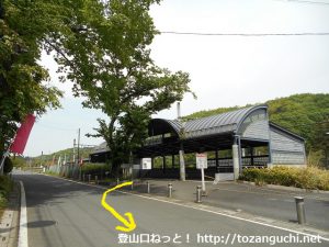 東武竹沢駅前の車道を左に進む